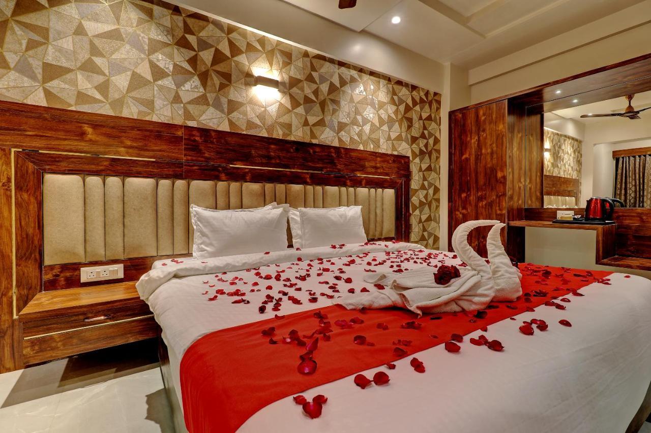 Hotel Apratim Lodging & Boarding Ulhasnagar Exterior photo